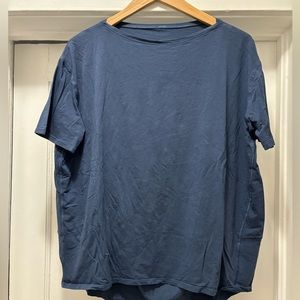 Lululemon back in action tee. Navy. Size 8.